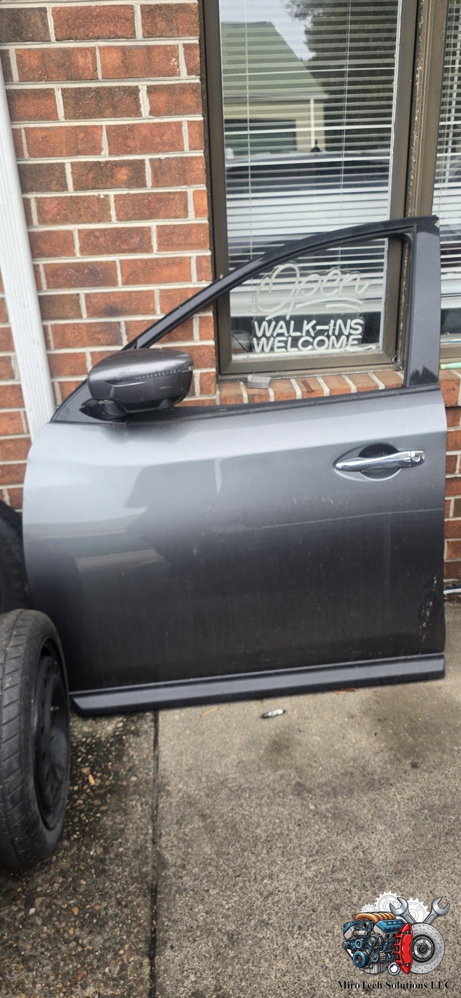 2018 Nissan Pathfinder front left driver side door, gray