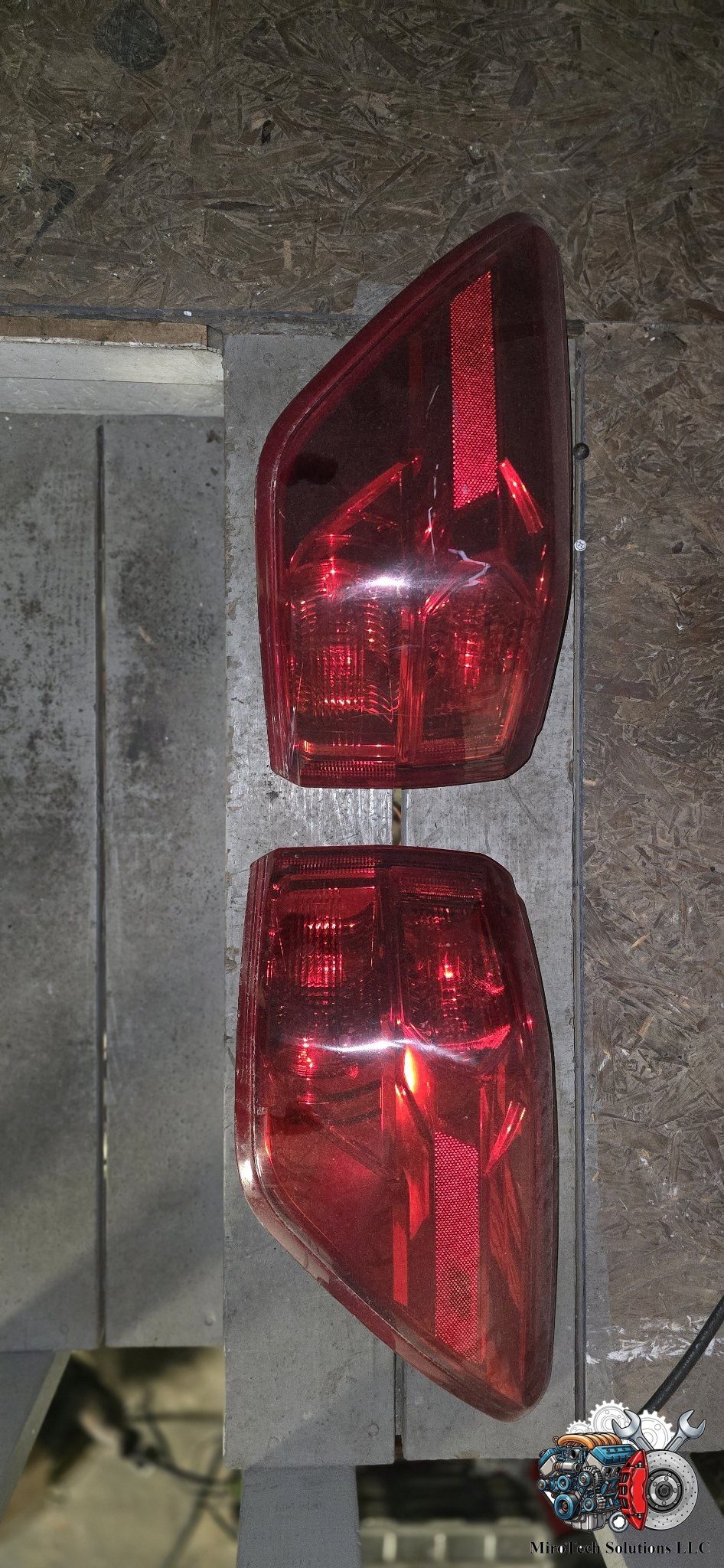 Nissan Pathfinder tail light assembly, passenger side (photo shows the pair)